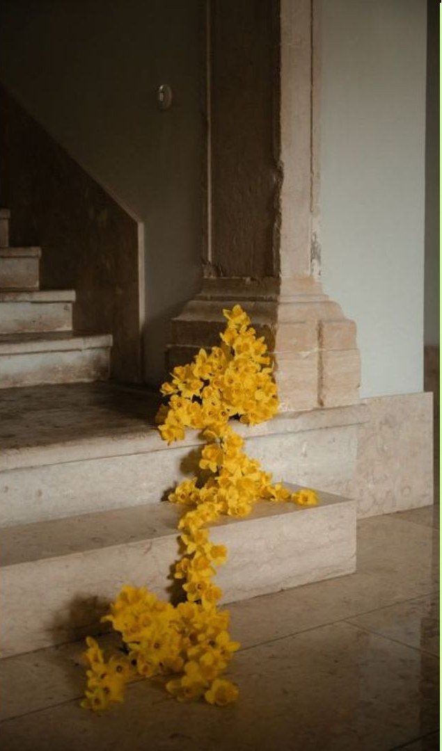 Instalación floral sobre escalera de mármol