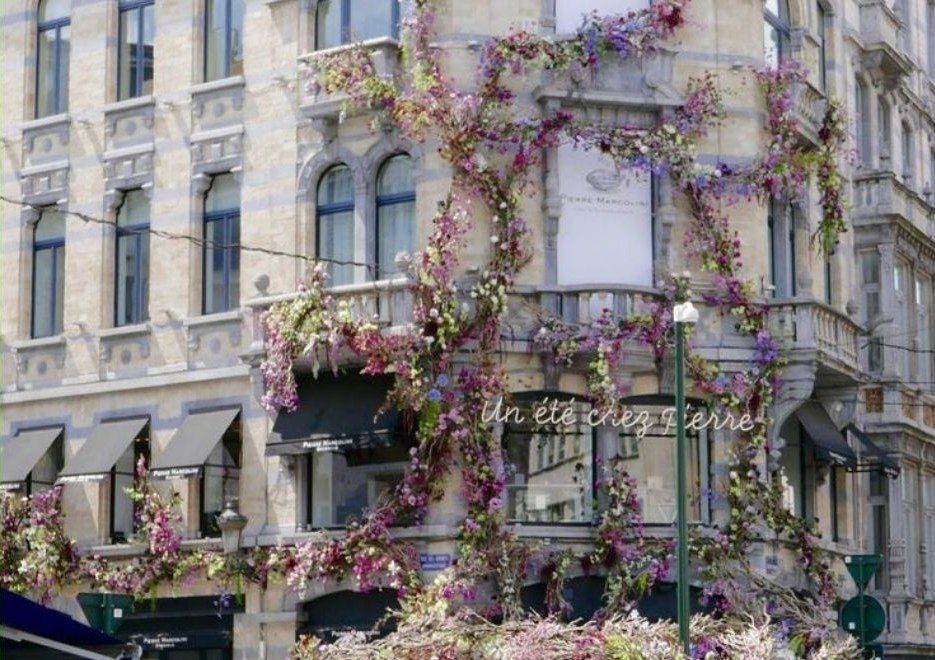 Fachada con instalación floral